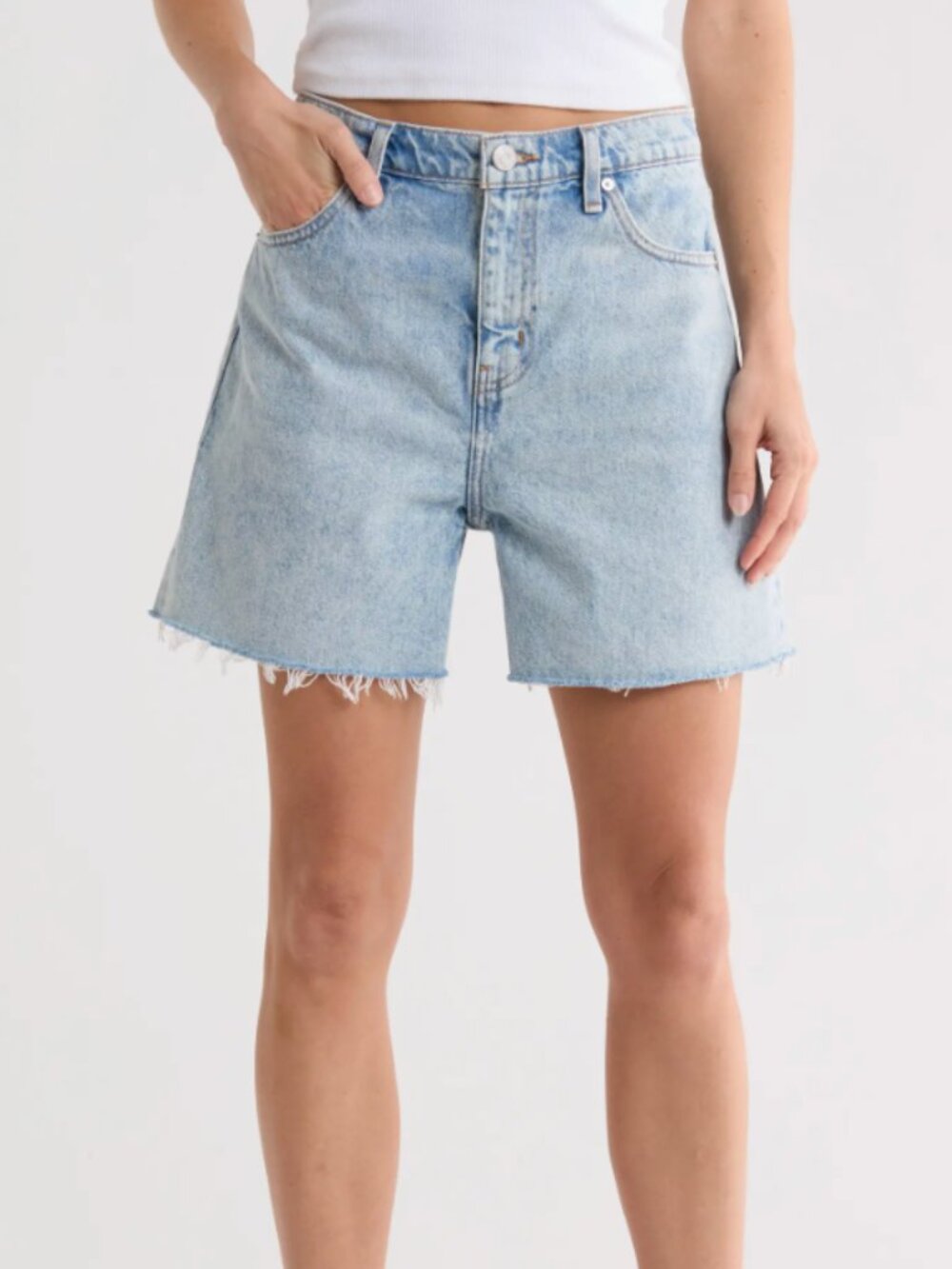 NWT FRAME The Easy Fray Hem Denim Shorts Light Wash 32